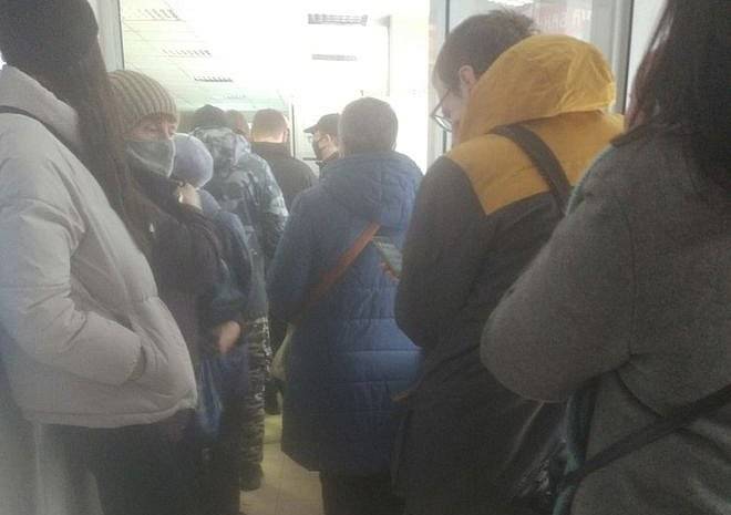 Рязанцы рассказали о ежедневной огромной очереди в почтовом отделении в Дашково-Песочне