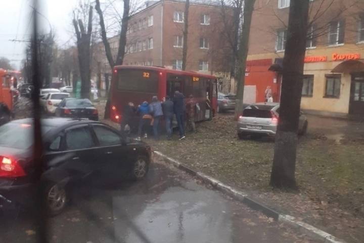 В Ярославле дерево едва не расплющило автобус