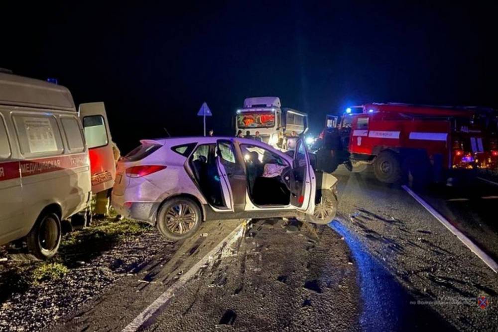 В Волгоградской области в ДТП на трассе погиб пассажир иномарки