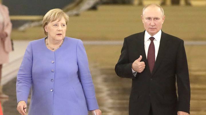Меркель заявила, что осознала политические разногласия с Путиным еще 20 лет назад