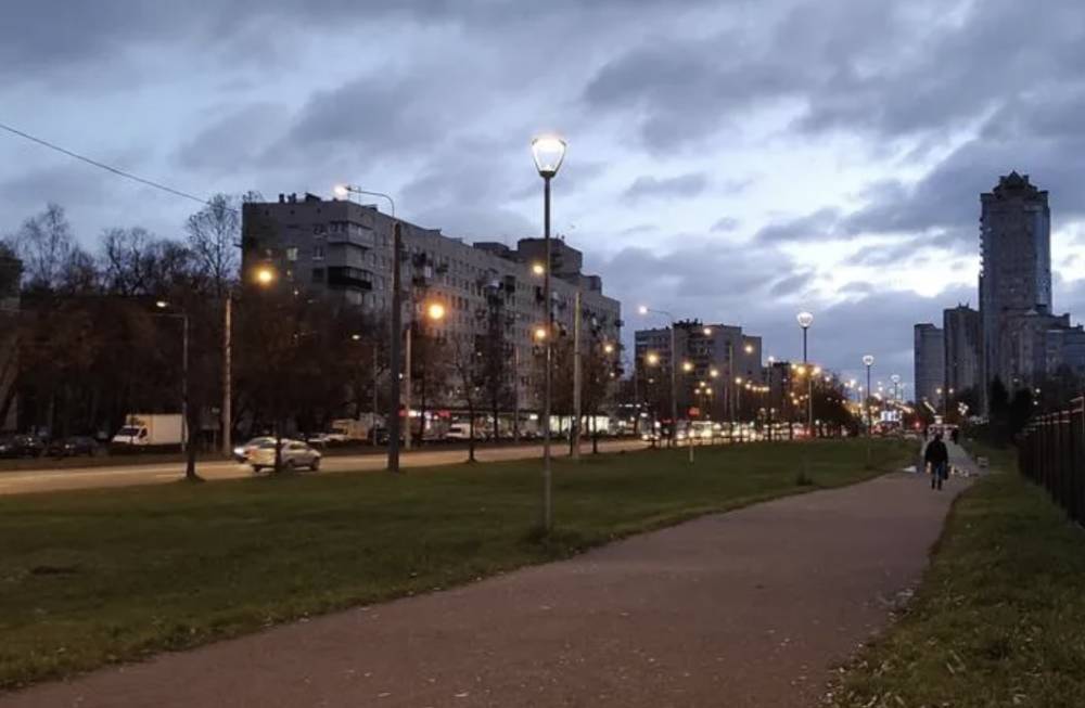 На юго-западе Петербурга установили 119 современных светильников
