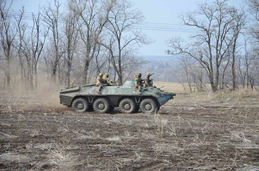ВСУ разместили технику в поселке Передельское в оккупированной Киевом части ЛНР