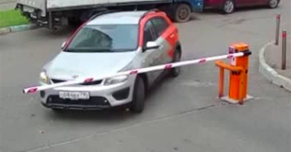 Неадекватное поведение водителя каршеринга возмутило россиян