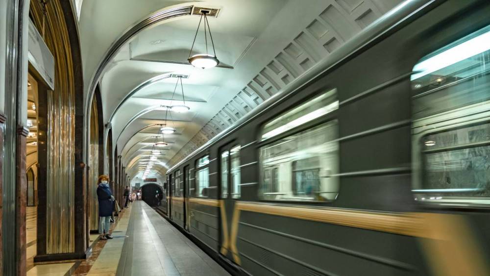 Мужчина упал на рельсы на станции «Павелецкая» в метро Москвы
