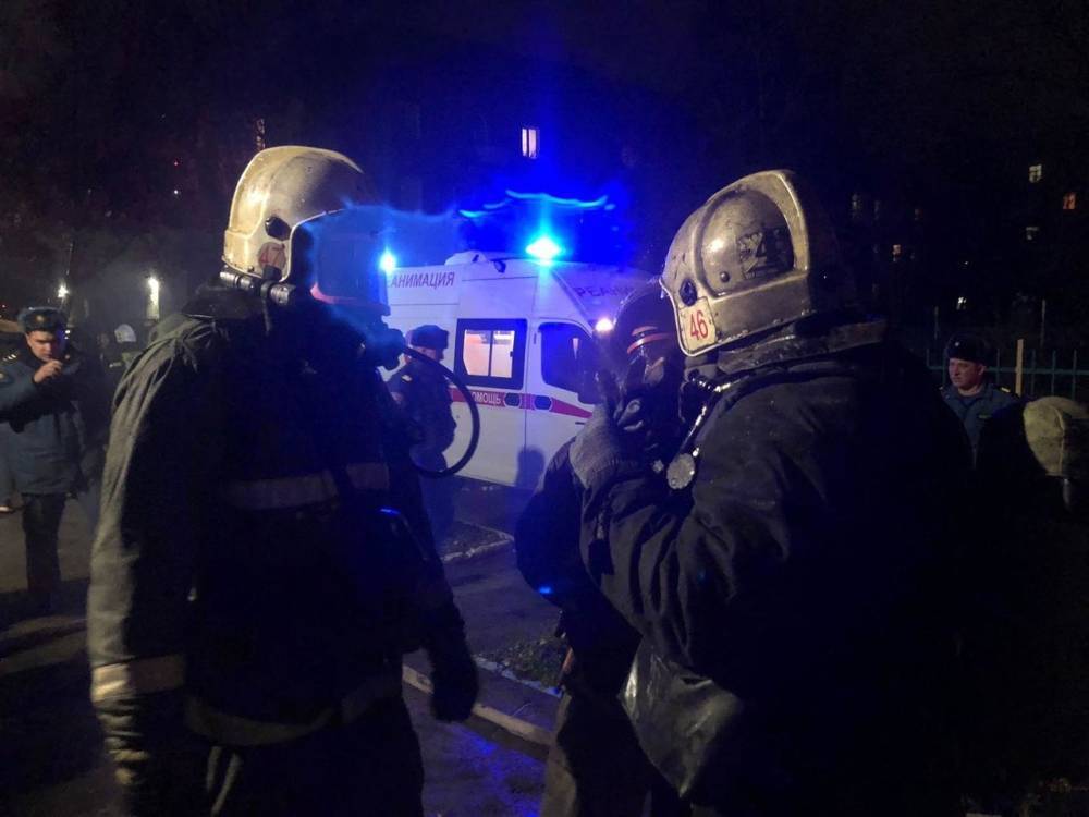 Спасатели вытащили женщину из горящей квартиры в Новосибирске