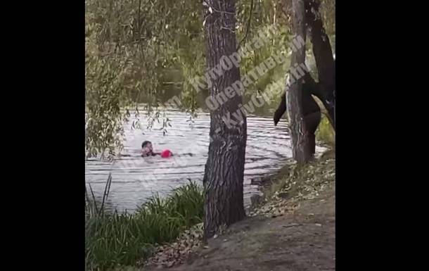 В Киеве мужчина спас упавшую в воду девочку