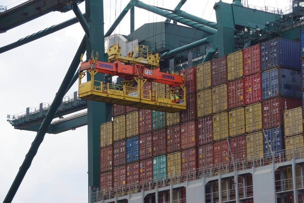 Около 40 контейнеров с химикатами дрейфуют у американских берегов