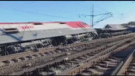 В Приамурье при столкновении грузовика с поездом 14 вагонов сошли с рельсов