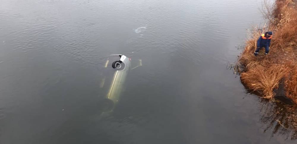 В Магнитогорске автомобиль упал с моста в реку Урал и затонул