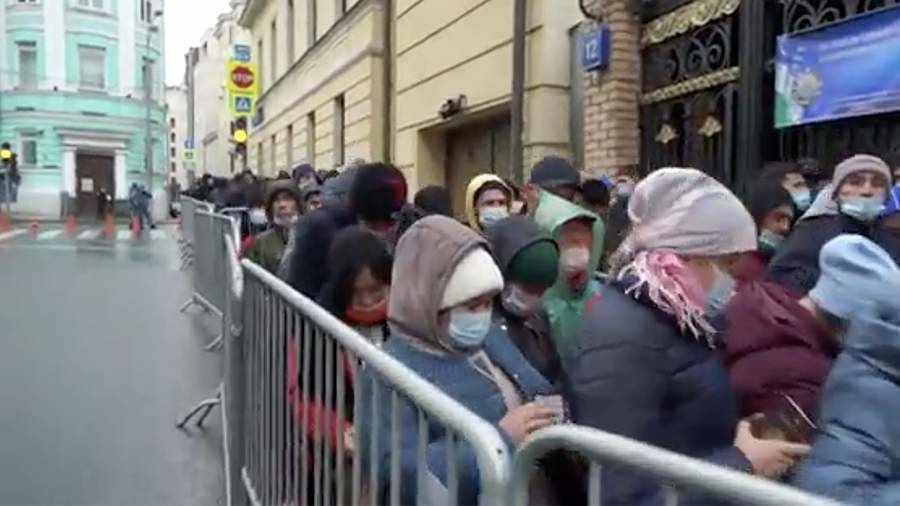 У посольства Узбекистана в Москве выстроилась очередь из желающих проголосовать