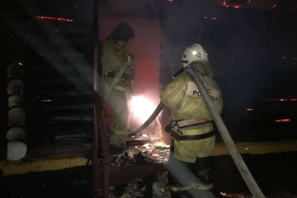 Баню в Глуши тушили псковские пожарные в субботу