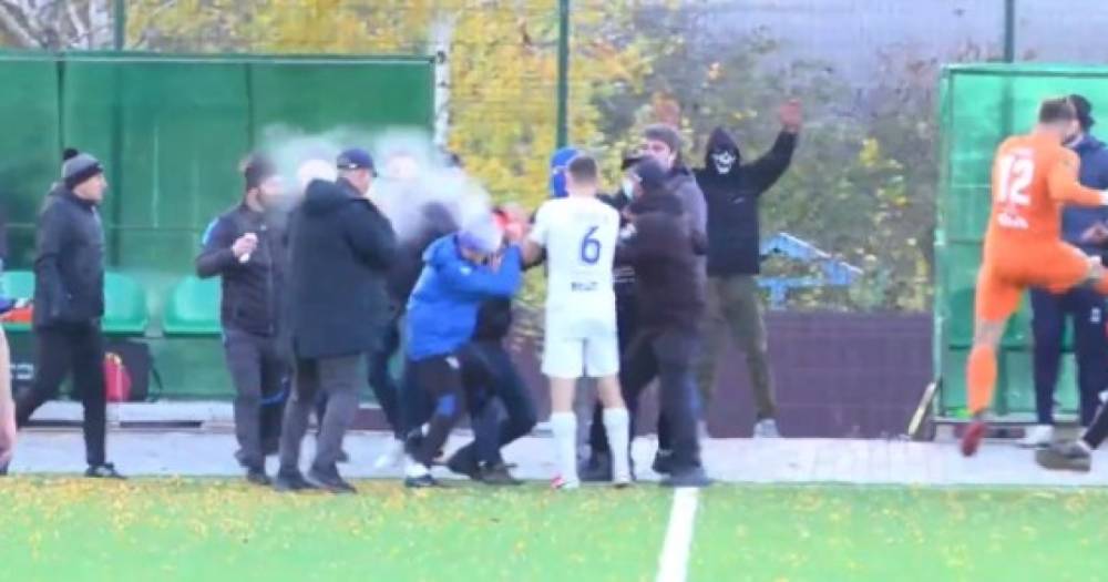Футбол: матч Второй лиги Украины закончился дракой на поле между болельщиками (ВИДЕО)