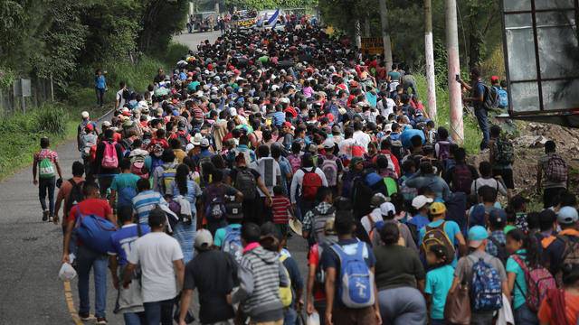 Более 2 тыс. мигрантов в Мексике вышли в сторону границы с США