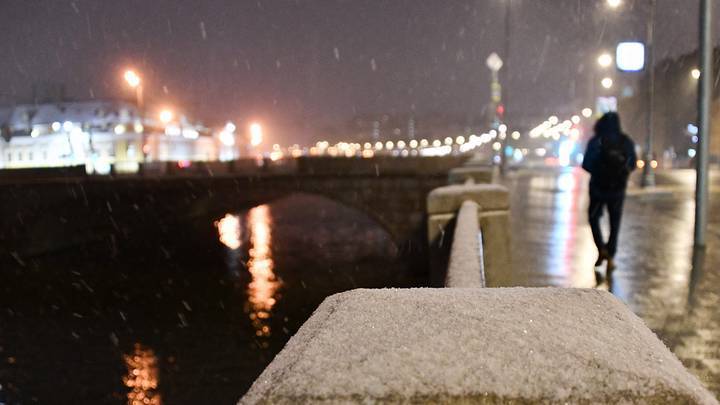 Синоптики предупредили о мокром снеге и гололеде в Москве