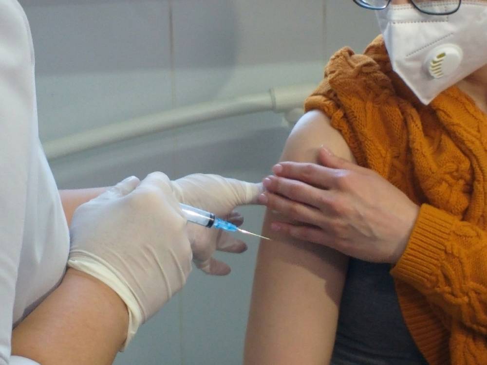 Министерство здравоохранения России разрешило вакцинировать кормящих женщин