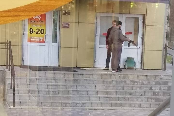 Мужчина в Ярцеве ходил с игрушечным автоматом, за дело взялись УМВД и СКР