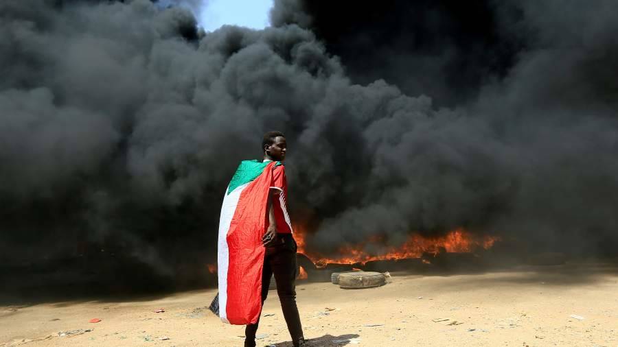На улицы столицы Судана вышли противники военного переворота