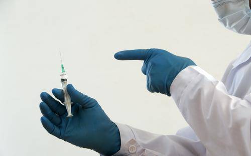 Гинцбург заявил о незначительных побочных эффектах на вакцину от коронавируса для подростков