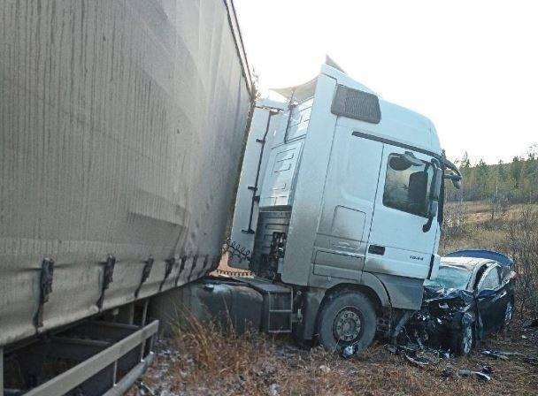 Три человека погибли на трассе Сургут-Когалым в столкновении Hyundai с фурой