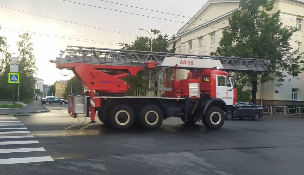 Пожарные спасли несколько человек из горящего дома в Петрозаводске