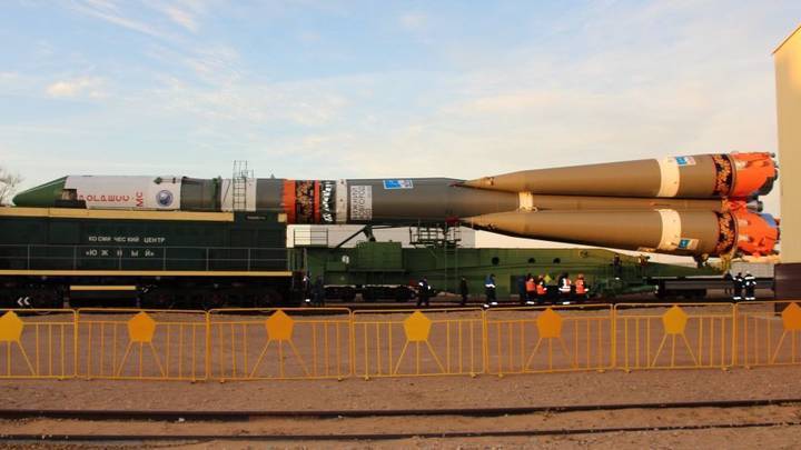 Раскрашенную под городецкую роспись ракету «Союз» установили на Байконуре