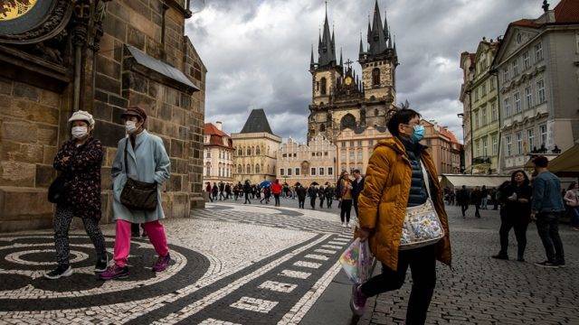 В Чехии начали требовать носить респираторы в закрытых помещениях