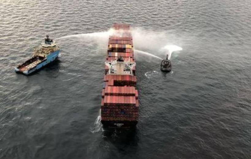 У побережья Канады горело судно с химикатами: экипаж эвакуировали (видео)