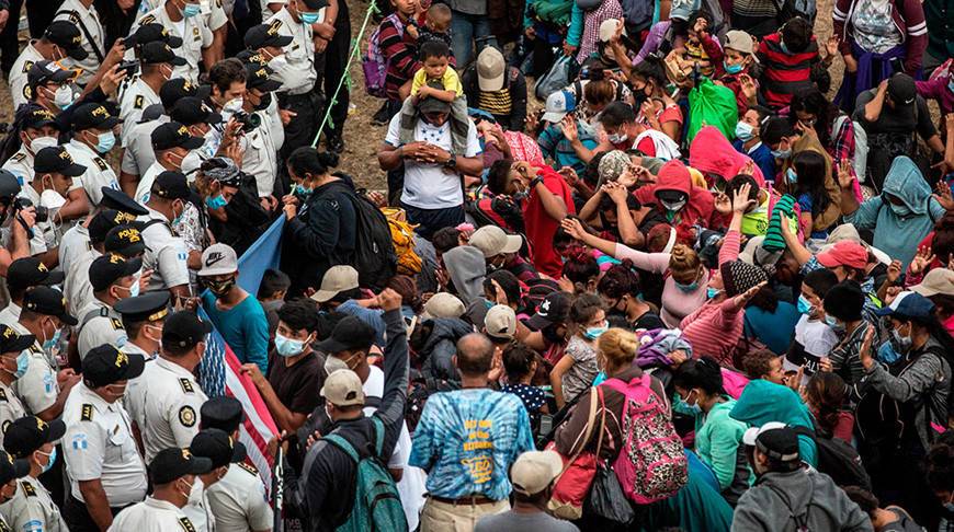 Более 1,7 млн нелегальных мигрантов задержаны за последний год на границе США с Мексикой