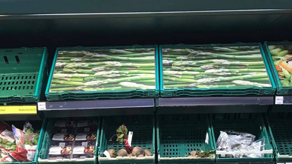 Пустые полки в супермаркетах: фотографии вместо настоящих овощей и фруктов