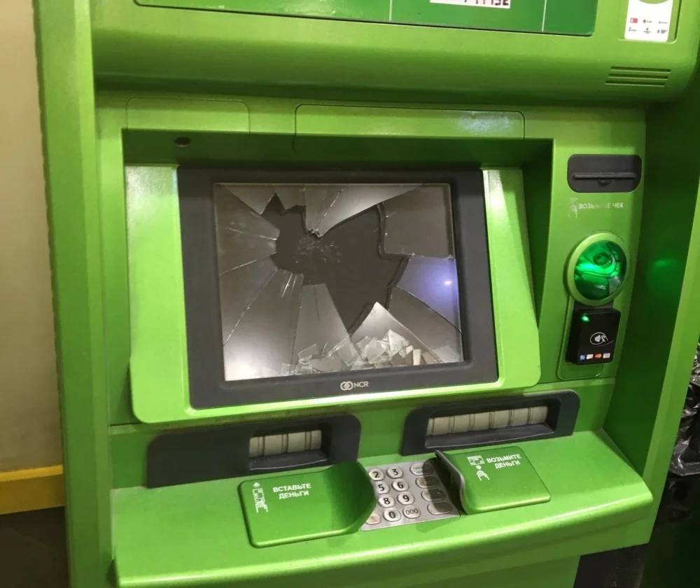 Под Новосибирском два грабителя разгромили банкомат Сбербанка