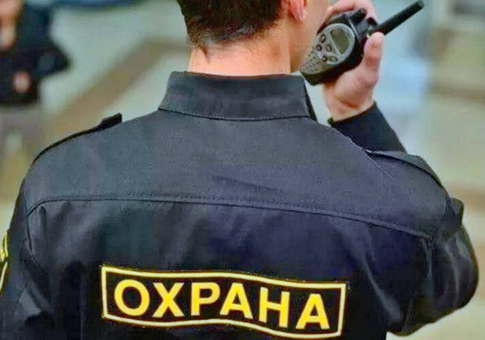 В Петербурге охранник избил школьника, фотографирующего просроченные товары в магазине