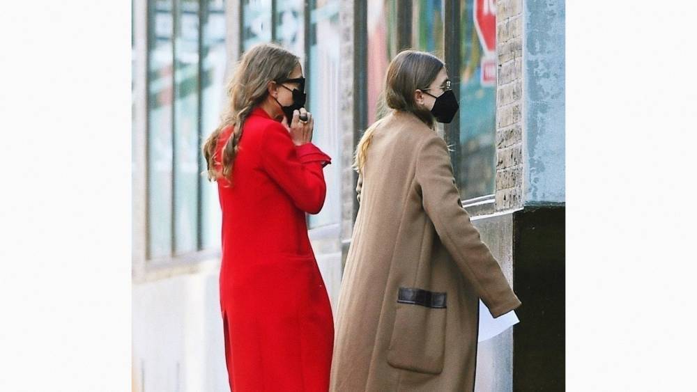 Мэри-Кейт Олсен уже много лет носит это красное пальто. Выберите себе похожее