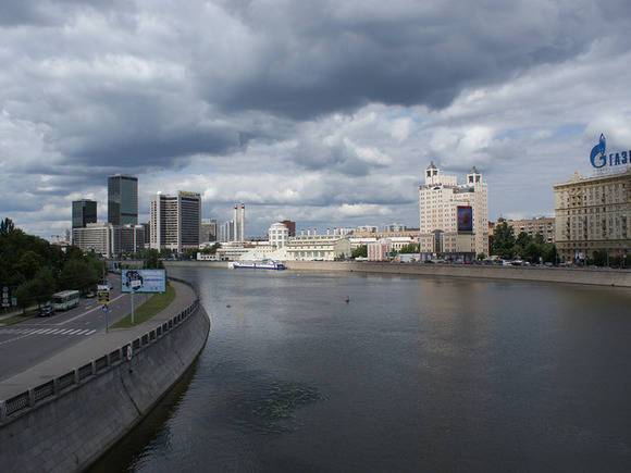 Приезжий свалился в Москву-реку, пытаясь достать свой паспорт