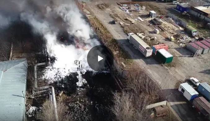 Затянуло чёрным дымом: крупный пожар на складе покрышек произошёл в Новосибирске