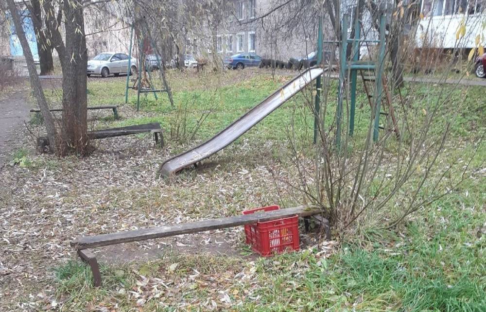 Ребенок чуть не получил травмы на опасной детской площадке в Осташкове Тверской области