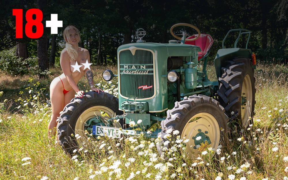 Обнаженные трактористки – эротический календарь на 2022 год