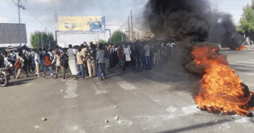 В Судане военные распустили правительство. На улицах продолжают стрелять, введено чрезвычайное положение