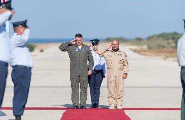 Командующий авиацией ОАЭ впервые посетил Израиль