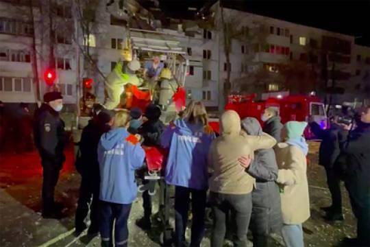 Трое пострадавших остались под завалами разрушенного взрывом дома в Набережных Челнах