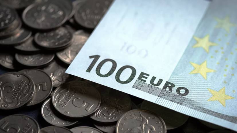 Курс евро опустился ниже 81 рубля впервые с июля 2020 года