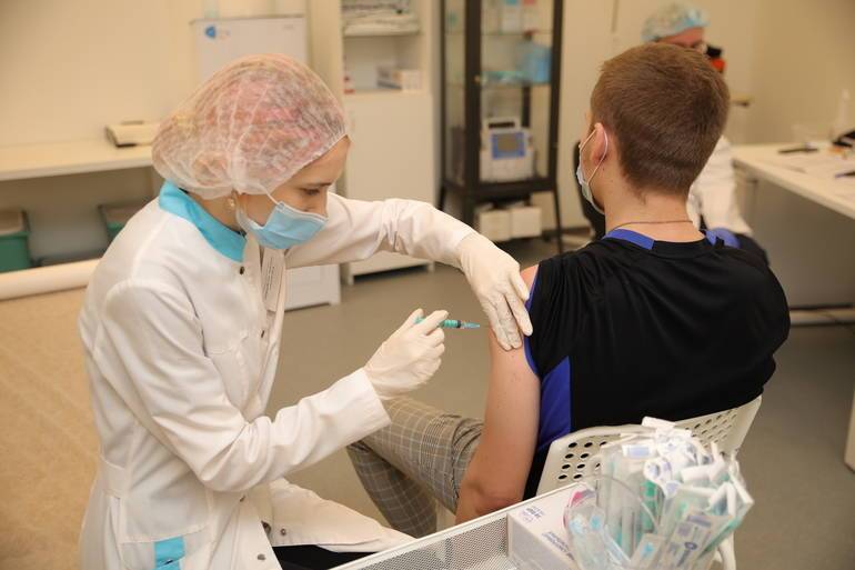 Губернатор Петербурга заявил, что в день должны вакцинироваться 40 тыс. горожан