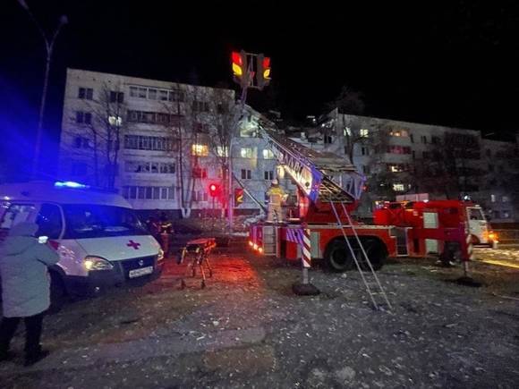 «Интерфакс»: Всех жильцов пятиэтажки в Набережных Челнах, оказавшихся под завалами после взрыва газа, спасли