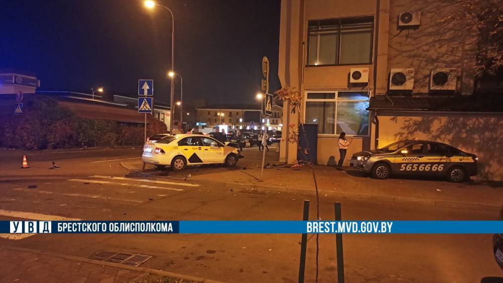 В Бресте сразу два автомобиля такси не поделили дорогу — к счастью, никто не пострадал