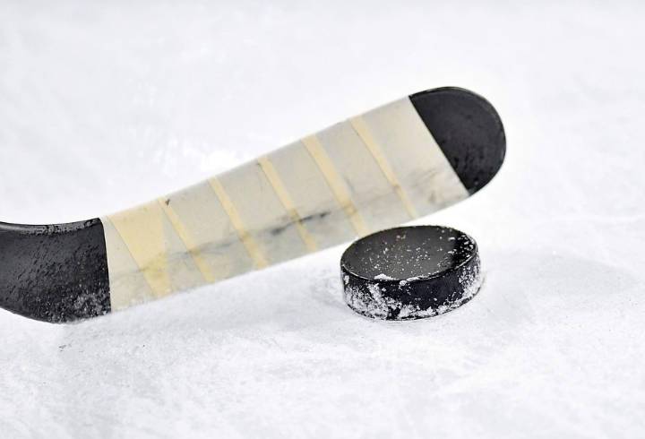 Следователи начали проверку после смерти хоккеиста-любителя на стадионе в Новосибирске