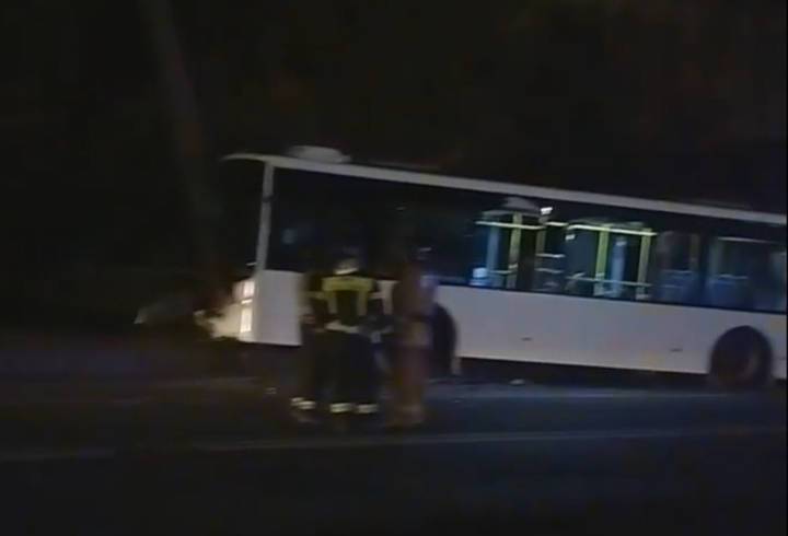 Автобус с пассажирами врезался в столб у Волковского кладбища