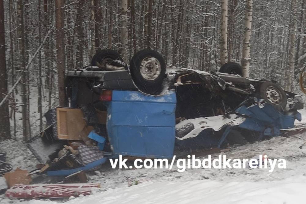Водитель фургона попал в ДТП в Карелии и погиб