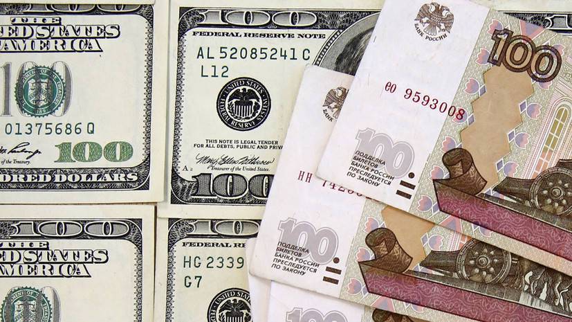 Курс доллара торгуется ниже 70 рублей