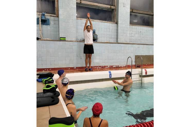 Жителей Гатчины приглашают на бесплатные уроки плавания