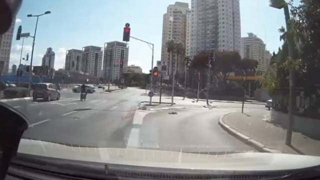 Видео: велосипедист подлетел в воздух от удара машины в Петах-Тикве