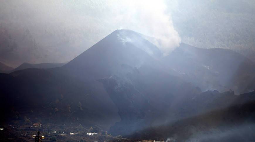 Уровень земли на Пальме, где извергается вулкан, поднялся за сутки на 10 см